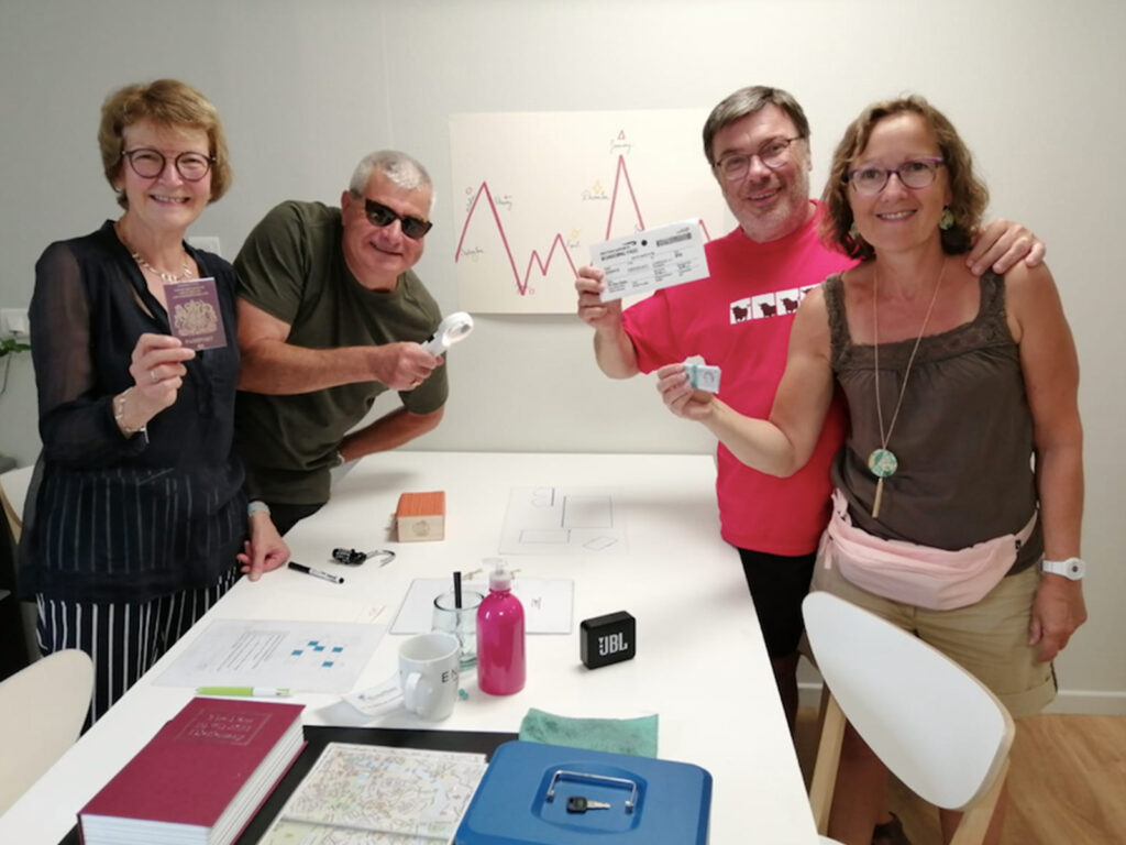 Groupe d'apprenants souriants qui tiennent leurs certificats après leur formation
